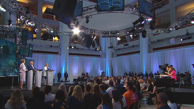 Un studio de télévision. Un studio de télévision.