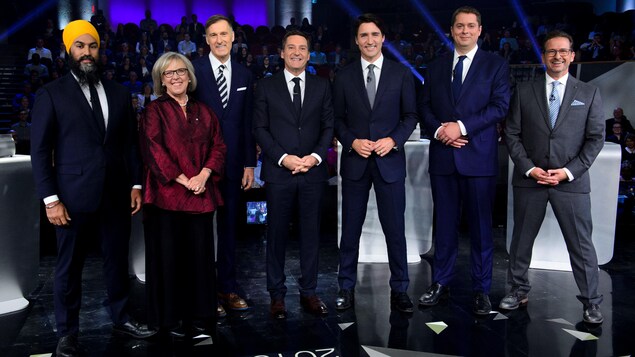 Jagmeet Singh, Elizabeth May, Maxime Bernier, Patrice Roy, Justin Trudeau, Andrew Scheer et Yves-Francois Blanchet lors du débat.