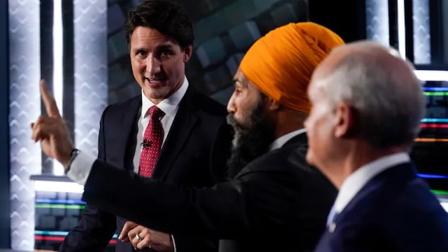 Nasa entablado sina Justin Trudeau, Jagmeet Singh at Erin O'Toole.