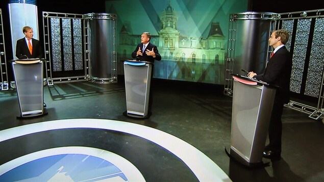 Les trois politiciens sur le plateau de tournage en 2014