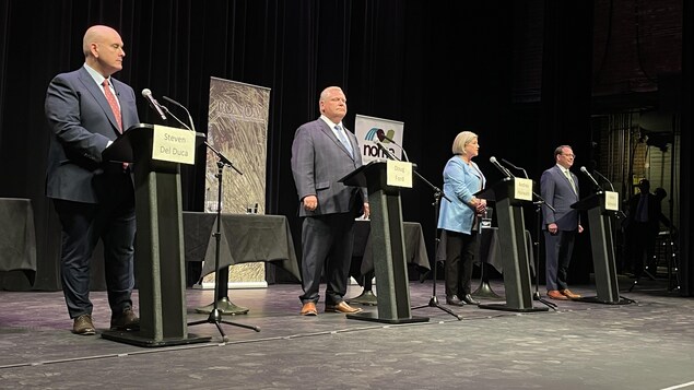 Les quatre chefs sur scène lors du débat du Nord.