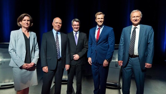 Les cinq chefs côte à côte sur le plateau de tournage du débat