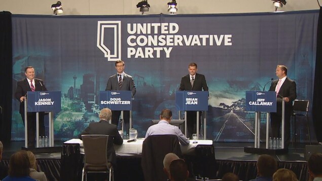 Jason Kenney, Doug Schweitzer, Brian Jean et Jeff Callaway lors du débat.