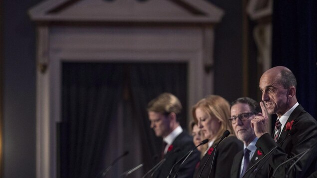 Steven Blaney et les autres candidats à la direction du Parti conservateur du Canada pendant le premier débat à Saskatoon.