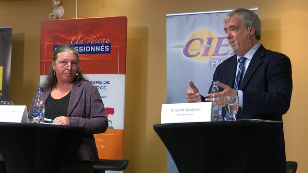 La candidate de Québec solidaire, Goulimine Sylvie Cadôret, et le candidat du Parti québécois, Vincent Couture, lors du débat organisé par la Chambre de commerce de la MRC de Rivière-du-Loup. La candidate de Québec solidaire, Goulimine Sylvie Cadôret, et le candidat du Parti québécois, Vincent Couture, lors du débat organisé par la Chambre de commerce de la MRC de Rivière-du-Loup.