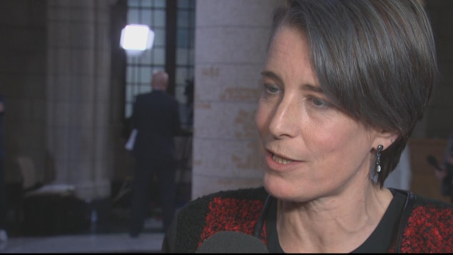 La femme est interviewé dans le foyer de la Chambre des communes. La femme est interviewé dans le foyer de la Chambre des communes.