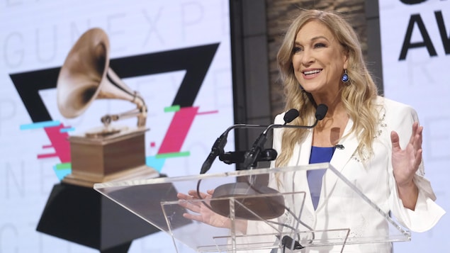 Deborah Dugan parle au micro durant une conférence de presse.