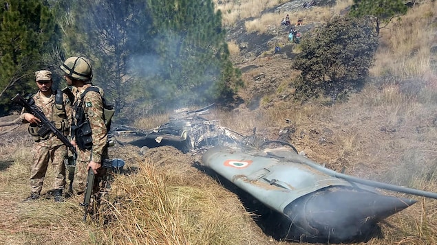 Des soldats surveillent des débris.