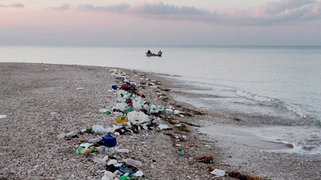 Des débris jonchent les berges d'Haïti