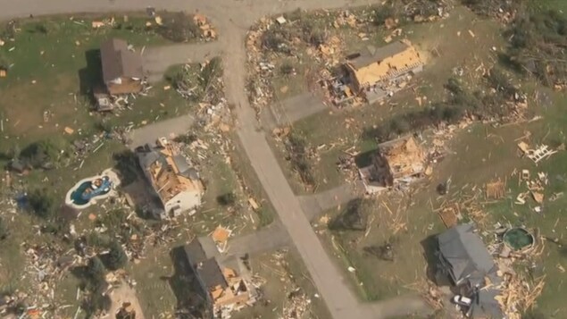 Des maisons durement touchées par la tornade. Des maisons durement touchées par la tornade.