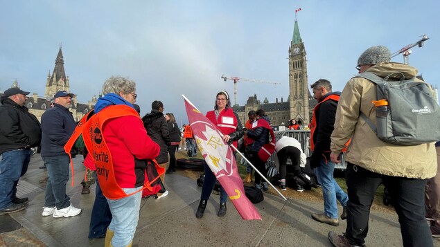 After tens of thousands of federal workers walk off the job, Trudeau calls for more negotiations - Vimarsana News