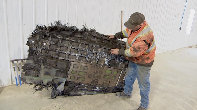 Un déchet spatial retrouvé par Barry Sawchuk, un agriculteur d'Ituna, en Saskatchewan, le 13 mai 2024.