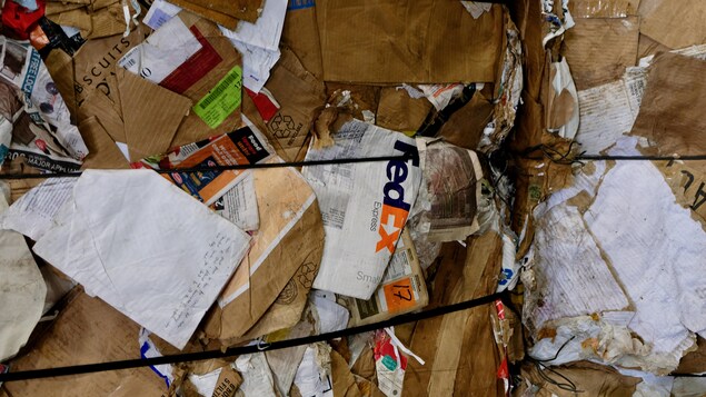 Des morceaux de carton incluant un paquet de FedEx.