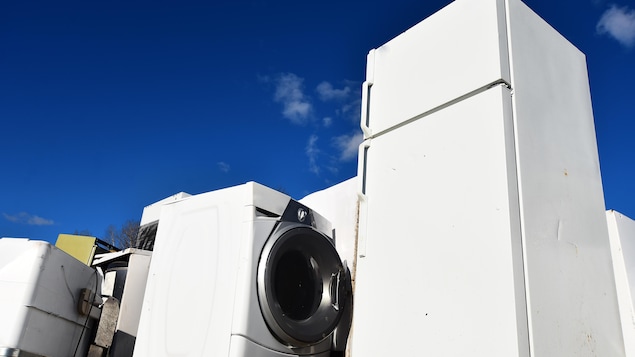 Des électroménagers jetés aux ordures.