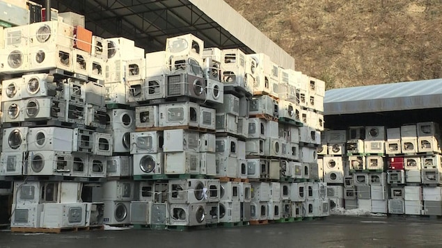 Pile de centaines de machines à laver le linge dans la cour d'une usine de recyclage Pile de centaines de machines à laver le linge dans la cour d'une usine de recyclage