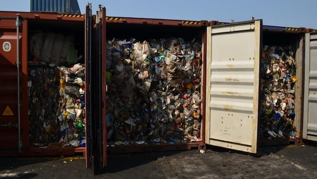 Des conteneurs maritimes qui contiennent des déchets. 