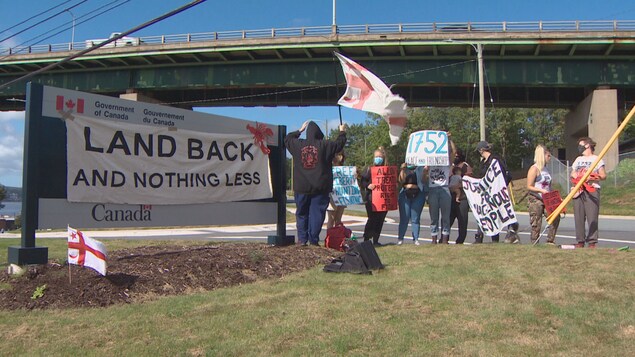 Manifestation devant les bureaux de Pêches et Océans à Dartmouth