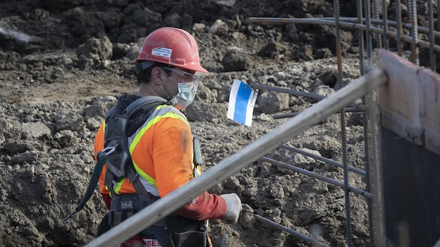 Un ouvrier portant un masque sur un chantier.