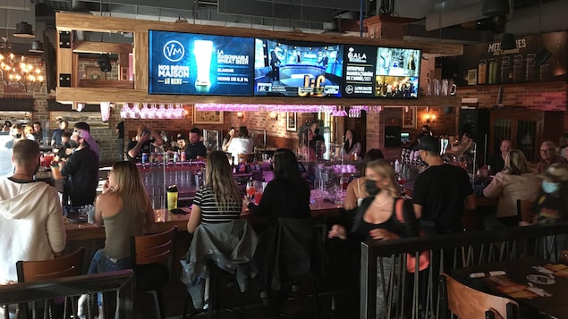 Des clients assis au bar de la Voie Maltée.