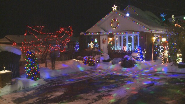 Une maison décorée de plusieurs lumières