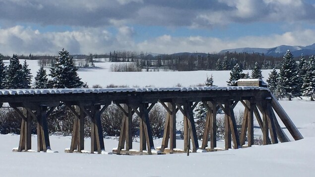 Reconstitution d'un pont en bois d'époque de la compagnie de décors permanent CL Ranch, en Alberta.
