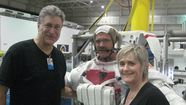 Mario Masson, Chris Hadfield en combinaison d'astronaute et Jeannita Richard.