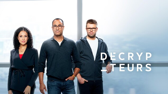 Photo promotionnelle de l'émission Décrypteurs lors de sa première saison en 2019. De gauche à droite : Bouchra Ouatik, Alexis De Lancer et Jeff Yates