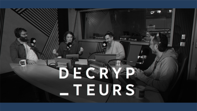 L'équipe des Décrypteurs lors de l'enregistrement du 10e épisode de leur balado.