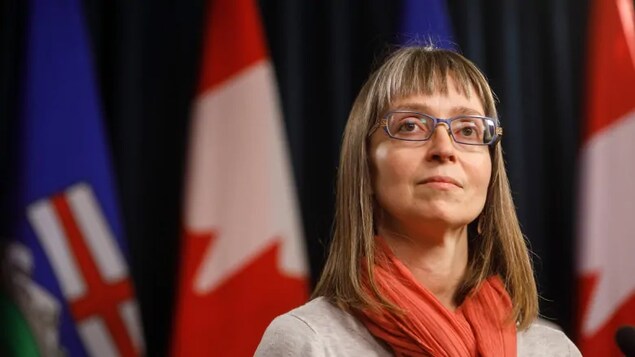 Plan épaules de la Dre Deena Hinshaw en conférence de presse.