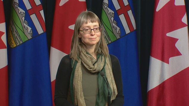 La Dre Deena Hinshaw parle pendant une conférence de presse.