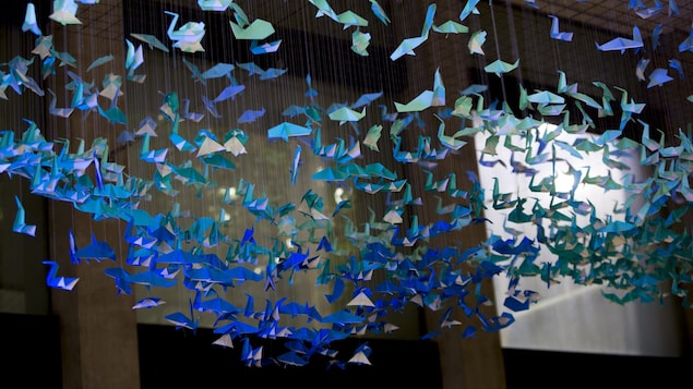 Des poissons et des cygnes en origami suspendus Des poissons et des cygnes en origami suspendus