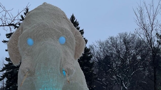 Une sculpture de glace en forme de mammouth.