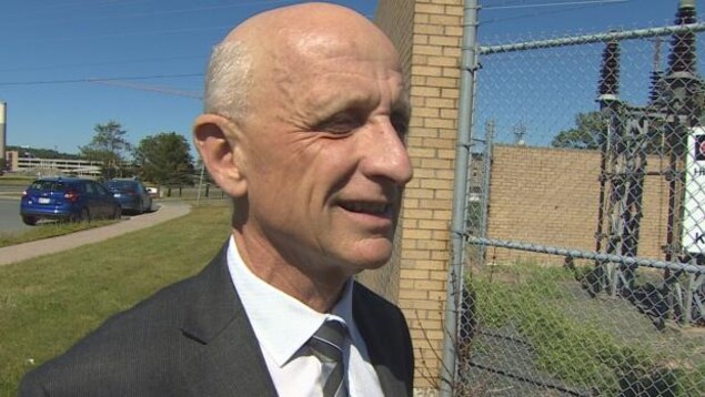 Le défenseur des consommateurs, Dennis Browne, soutient que Newfoundland and Labrador Hydro a fait preuve de négligence. Le défenseur des consommateurs, Dennis Browne, soutient que Newfoundland and Labrador Hydro a fait preuve de négligence.