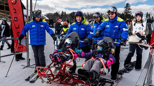 Des participants se préparent à une descente.