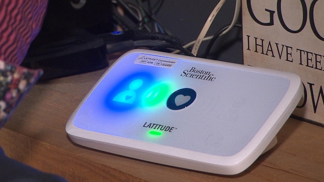 Un défibrillateur cardiaque connecté à un modem