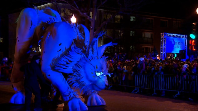 Un lynx géant défile devant le public. 