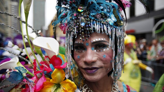 Une personne costumée participe au défilé de la Fierté de Toronto. (Photo d'archives)