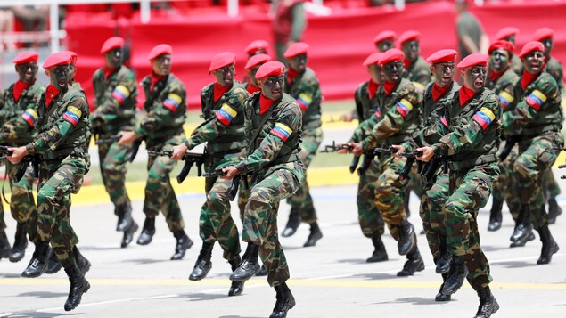 Des soldats vénézuéliens défilent dans les rues de Caracas de façon pour le moins théâtrale. Des soldats vénézuéliens défilent dans les rues de Caracas de façon pour le moins théâtrale.
