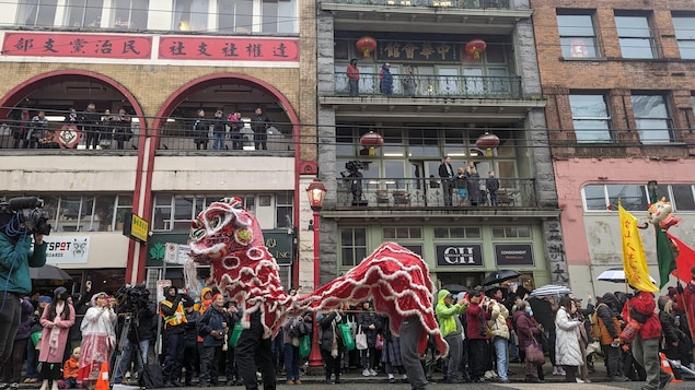 Participantes en el desfile del Barrio Chino de Vancouver, 11 de febrero de 2024.