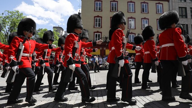 Défilé de soldats du Royal 22e Régiment à Québec le 3 juillet Défilé de soldats du Royal 22e Régiment à Québec le 3 juillet