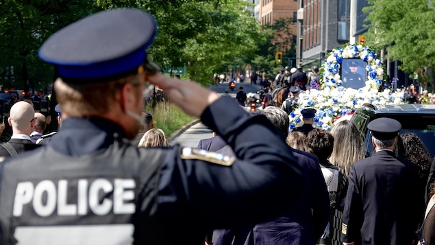 Le cortège en hommage à l’agent Benredouane défile au centre-ville de Montréal