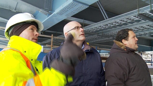 Le ministre des Transports Steven Del Duca sous le pont Nipigon. Le ministre des Transports Steven Del Duca sous le pont Nipigon.