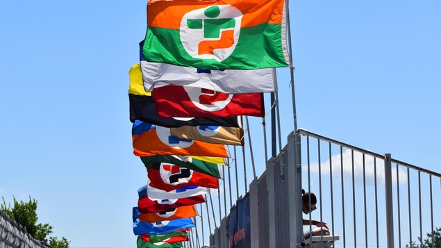 Les drapeaux des différentes délégations, flottant sur le site accueillant la 55e finale des Jeux du Québec.