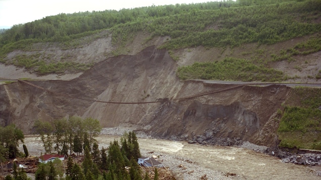Une portion de chemin de fer est tombé en flanc de montagne.