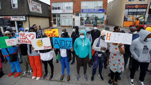 طالبو لجوء يتظاهرون أمس أمام المكتب النيابي لرئيس حكومة أونتاريو دوغ فورد في دائرة إيتوبيكوك في تورونتو.
