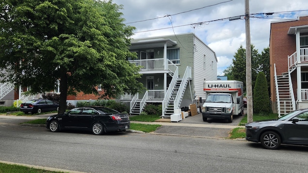 Des logements et un camion de déménagement avec des objets prêts à être déménagés.