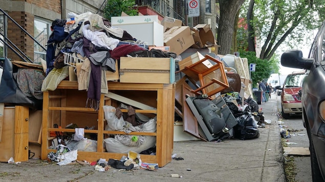 Des déchets et des objets encombrants jonchent le sol dans Hochelaga-Maisonneuve, à Montréal.