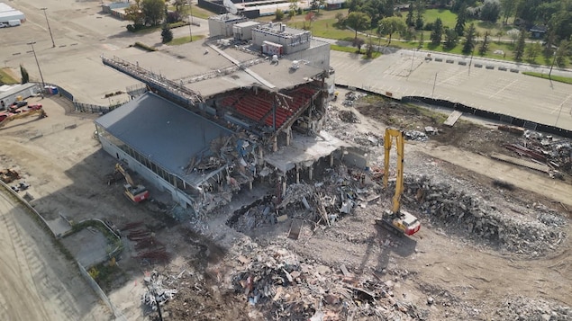 Vue par drone de la démolition de l'estrade de l'hippodrome Northlands à Edmonton le 21 septembre 2026.