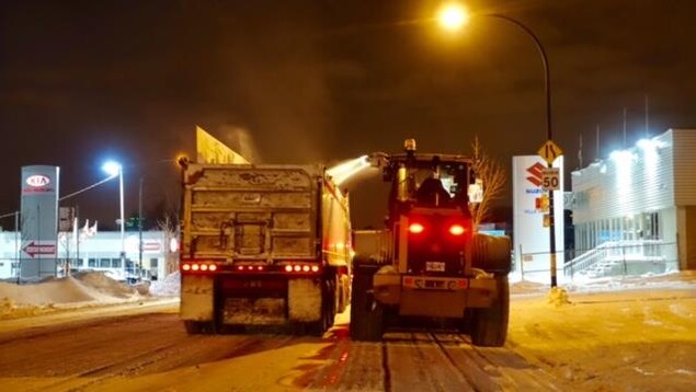 Les opérations de déneigement sont en cours à Montréal. Les opérations de déneigement sont en cours à Montréal.