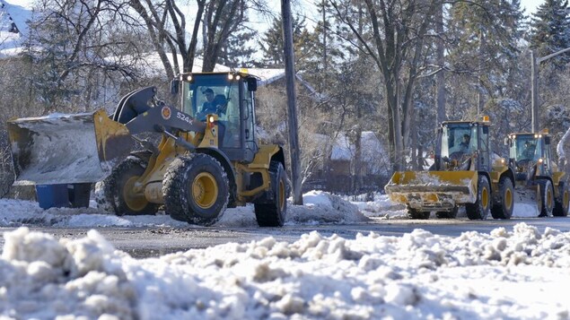 Les équipes de déneigement de Winnipeg peinent à répondre à la demande